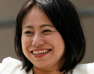 木下都議　謝罪の場で赤ワンピ、60万超え腕時計…逆撫でファッションにも大顰蹙