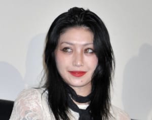 「人前に出れなき状態でした」人気女性シンガーが沈黙やぶり“長引く治療”を報告