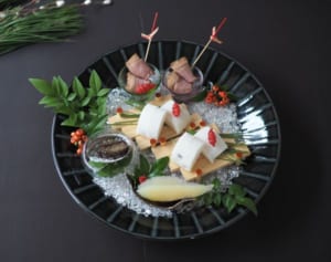 「えっ、高級あわびも100円!?」コスパ最強おせちで極ラクお正月