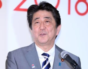 安倍晋三元首相の「ピアノを弾いてみました」動画の裏に“バンドマン”林外相とのバトル