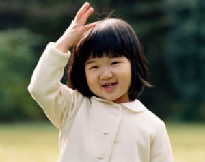 【祝ご成年】木登り、ディズニーシーで人見知り…愛子さま“感動”のご成長アルバム　幼少期編