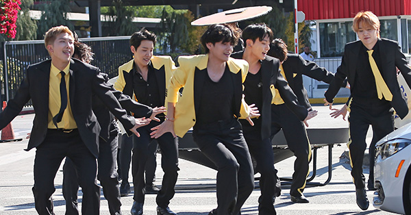 Btsが路上でフラッシュモブ 運転手の度肝を抜く6shots 女性自身