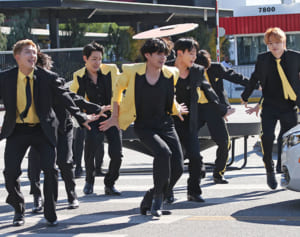 BTSが路上でフラッシュモブ！運転手の度肝を抜く6SHOTS