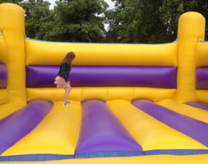 空気を入れて膨らませる遊具で子どもが4人死亡