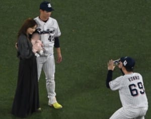 板野友美　球場では先輩選手の妻に挨拶回り！夫の大躍進支える“新米妻”奮闘！