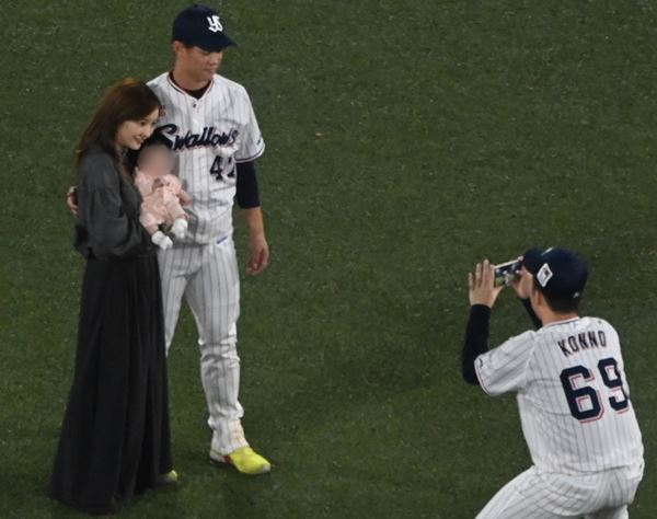 板野友美　球場では先輩選手の妻に挨拶回り！夫の大躍進支える“新米妻”奮闘！