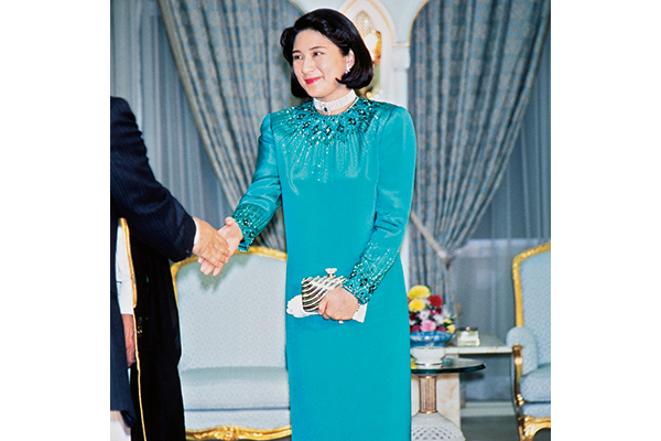 雅子さま祝58歳！　新婚時代の色鮮やかな中東ご訪問ドレス