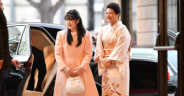 雅子さま＆愛子さま 手を取ってお手振り、リンクコーデ…母娘の絆20年