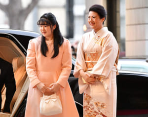 雅子さま＆愛子さま　手を取ってお手振り、リンクコーデ…母娘の絆20年写真