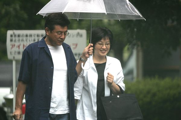 山口百恵さん　三浦友和と相合い傘、誕生日に映画館デート！“最強理想の夫婦”の変わらぬラブラブ姿