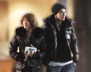 小栗旬　雨の中堂々とバックハグ…山田優との“支え愛”結婚生活10年