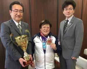 72歳女性がベンチプレス世界大会19連覇　元は給食のおばちゃん