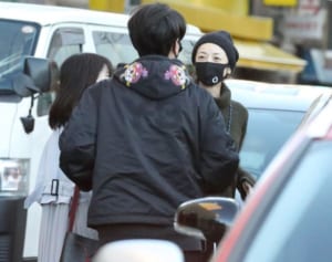 高岡早紀　5分でハグ＆贈り物！コロナ禍の“時短誕生日会”現場