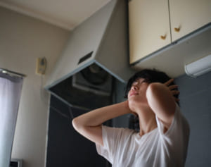 週一でクレーム、ベランダにトースト投げ込む人も…7割が経験した“ヤバい隣人”トラブル