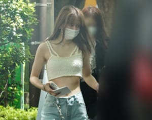 【服の日】広末涼子は背中にクモ、米倉涼子は胸元見せ…本誌が見た有名人の“大胆な”私服姿