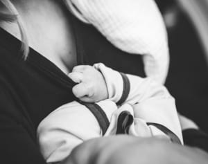 英国で「授乳中の母親を無断で写真撮影すること」が違法に