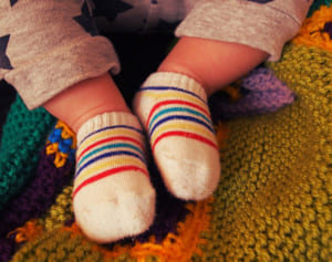 極寒の中オムツだけで徘徊していた2歳児をデリバリードライバーが保護する