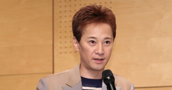 画像・写真1枚目】中居正広“SMAPの象徴”白マイクをキスマイに贈呈