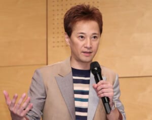 中居正広“SMAPの象徴”白マイクをキスマイに贈呈！メンバーの名前入りで総額400万円超え