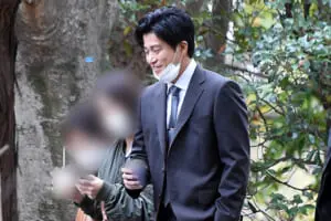 小栗旬 路上でバックハグ、ベビーカー押し！目撃した“結婚11年”山田優