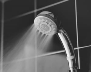 女性特有の不調には「仙骨」にシャワーの湯をあてて