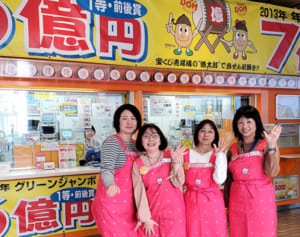 ニャニャッ！と億招き“名物招き猫”がいる爆当たり宝くじ売り場