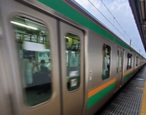 “周囲の乗客は見て見ぬふり”は許される？たばこ注意の高校生が暴行被害で論争勃発