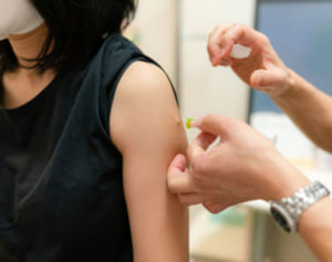 「2回目より強い倦怠感と腕の痛み」医療従事者が語るワクチン3回目副反応の症状と対策