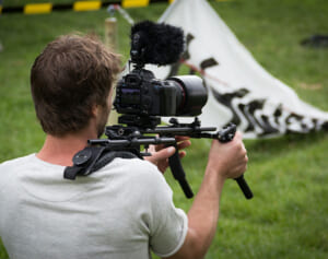 撮影中にレポーターの母親が乱入した動画が話題を呼ぶ