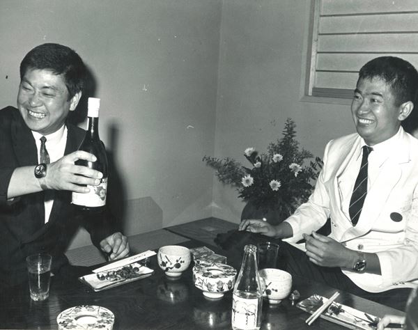 【追悼】石原慎太郎さん　弟・裕次郎さんとの“乾杯”秘蔵写真