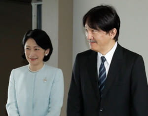 秋篠宮ご夫妻　悠仁さま進学報道に異例の苦言…眞子さん結婚問題とは“真逆の対応”
