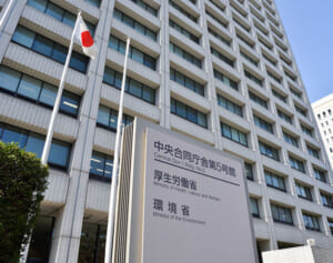 物価上昇の家計に追い打ちかける“年金減額”将来的には月4万減の試算も