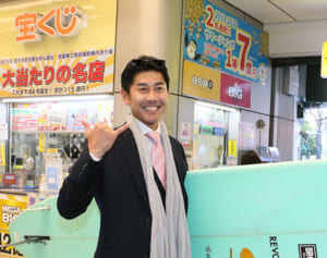 宝くじ億連発売り場にいた“ビッグボス”たち！現役プロサーファーも