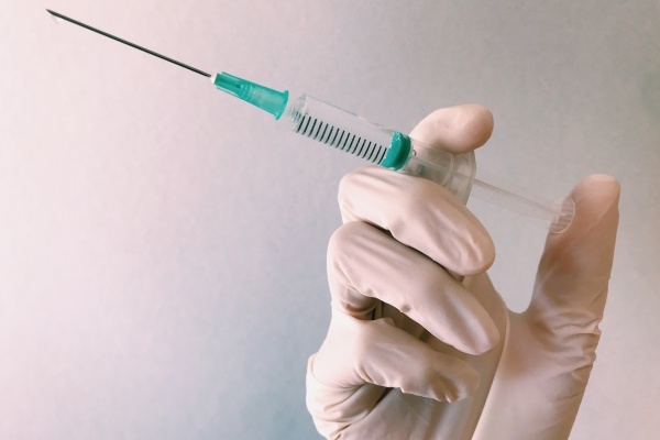 専門医が高齢者のワクチン3回目接種に「モデルナ」を推奨する理由