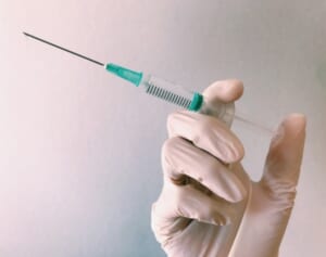 専門医が高齢者のワクチン3回目接種に「モデルナ」を推奨する理由