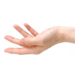 親指で皮膚をなぞるだけ！鍼灸師が勧める「8の字マッサージ」とは