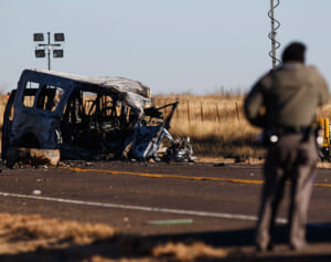 13歳少年が運転するトラックが大学生のバンと衝突し9人が死亡