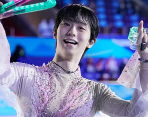 羽生結弦BESTスマイル最新ショット「プーさんと一緒に♪」