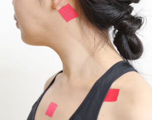 腰痛に悩む人へ　パーソナルトレーナー提案の「耳裏シール」