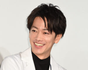 「世間知らず感が出てる」佐藤健　ジムで隣の女性に声かけ、スーパーで「牛肩」も読めず…主演ドラマ番宣で見せた“素顔”に幻滅の声