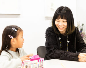 足の骨ないアーティスト語る“呪縛”愛娘の「好き」が背を押した