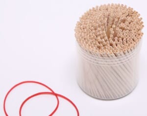 つまようじが“鍼”に大変身！脊柱管狭窄症ケアのアイデア