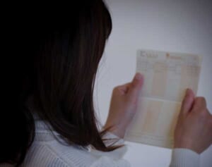 親が認知症になると預貯金が引き出せなくなる！今すぐ「代理人カード」を作成して