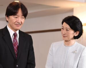 秋篠宮ご夫妻“国民との接触”避けるため？ 480キロを異例の自動車移動