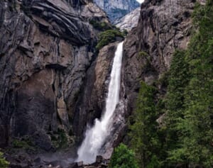 約125メートルの滝から落下した3歳の少女が死亡