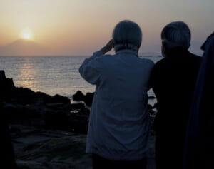 上皇ご夫妻ご結婚64年目も仲睦まじく…「ダイヤモンド富士」美麗写真