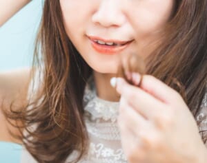 専門医語る「更年期世代が直面する毛髪の4大トラブルと原因」
