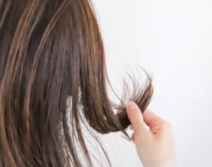 ブラシ使い方が重要！50代以降の女性が直面「薄毛・白髪」対処法