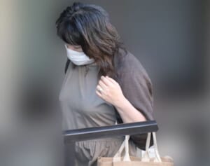 小室佳代さん　熟年男性とのデート現場を目撃！左手薬指に指輪をはめる本気ぶり