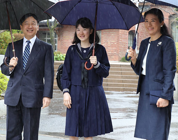 愛子さまは雨のご取材対応、眞子さんは佳子さまと揃って通学…写真で振り返る高校入学の思い出